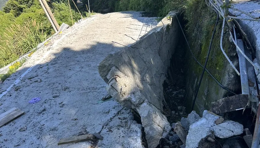 影/全台最爛路！南投慈峰產業道路崩塌近一年未修復