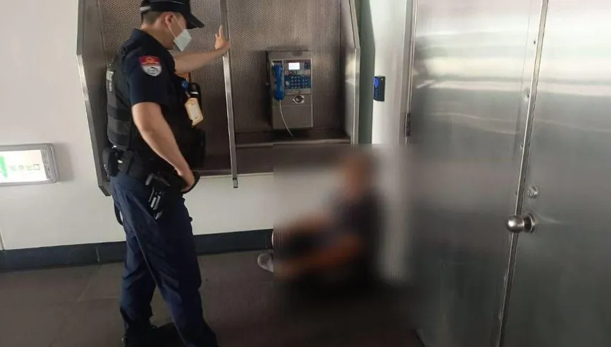 機捷驚見偷拍狼！ 噁男狂拍辣妹裙底　遭警埋伏逮捕
