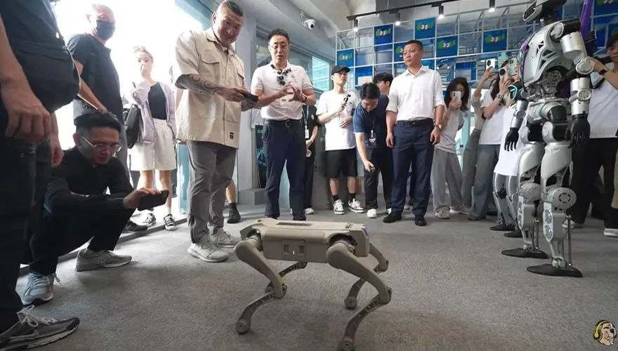 與機器狗擊掌！館長狂讚深圳科技　喊「台灣回家」籲兩岸交流