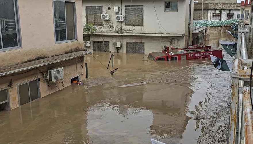 暴雨如世界末日！巴基斯坦、尼泊爾洪水逾300死、數百人失蹤