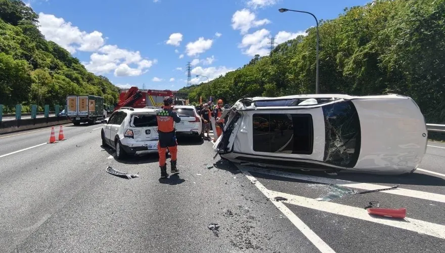 影/國3遊覽車失控連撞4車　7人受傷送醫