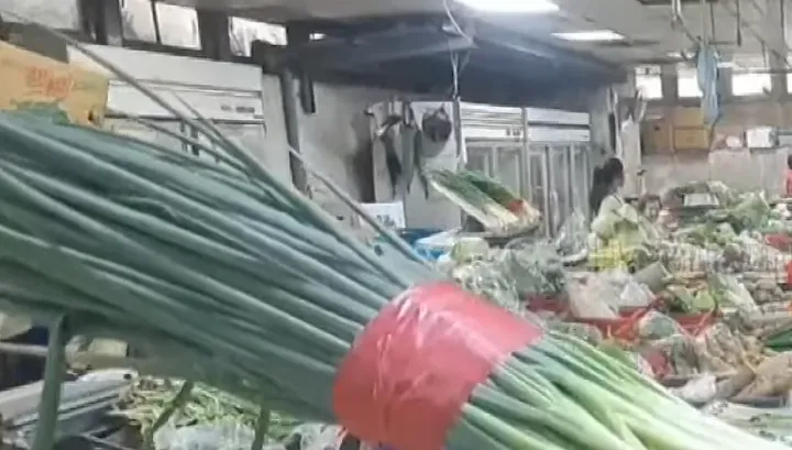 影/颱風豪雨接力報到！菜價飆漲　三星蔥一把700元創天價