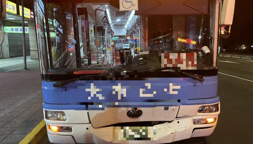 影/北市公車北門旁追撞休旅車　擋風玻璃碎裂1人傷