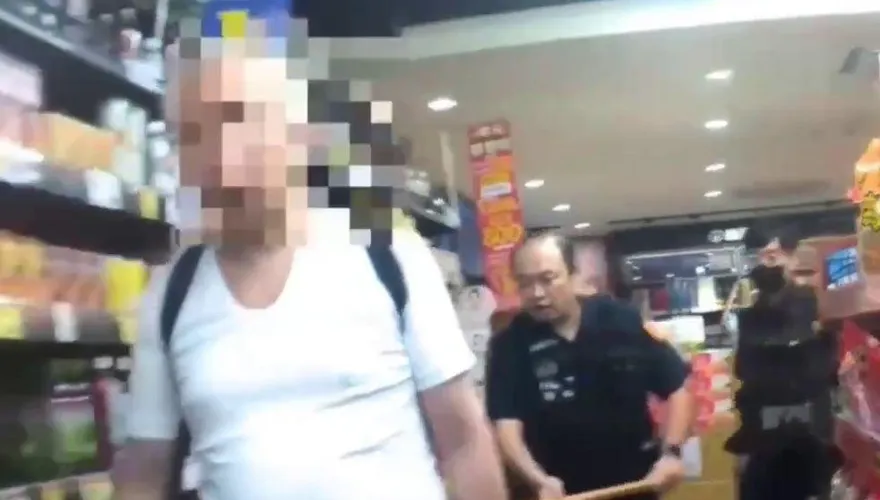 影/東湖賣場狂徒持刀襲警濺血　犯案超扯理由：要割保鮮膜