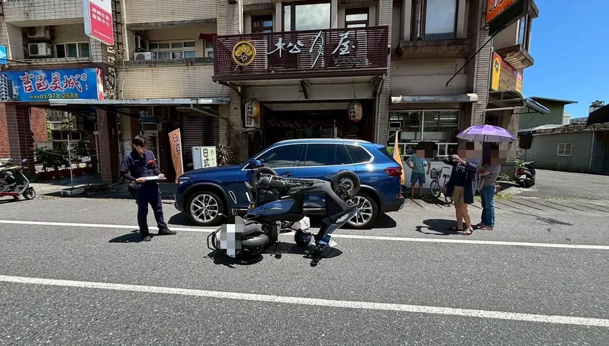 影/大熱天！宜蘭頭城對撞車禍2傷　路人暖心撐傘遮陽