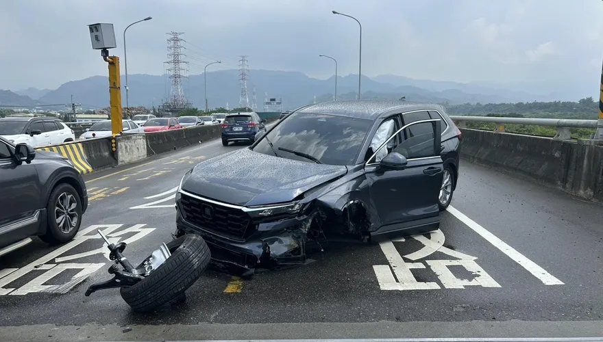 新車上路沒滿月　他載兒郊遊遇車禍…整輛撞得稀巴爛