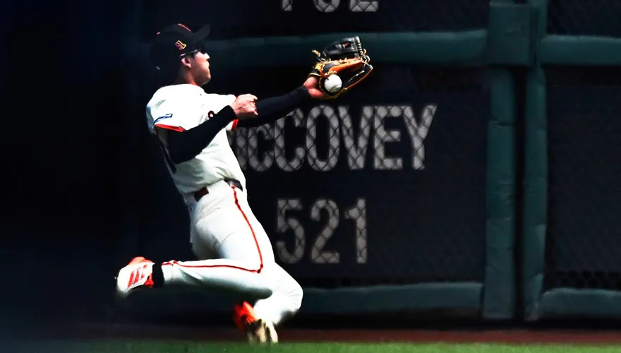 MLB/膝蓋神接殺！李政厚助巨人止敗　主播：10年來最佳美技