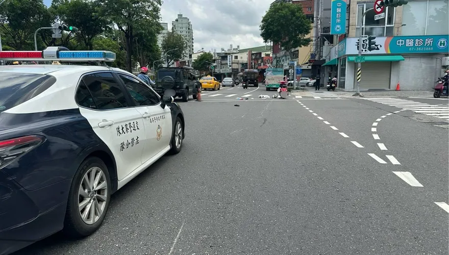 影/驚悚畫面曝！高雄超載曳引車擊落機車　76歲婦頭部重創