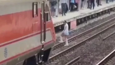 千鈞一髮！桃園車站女子落軌　自強號急煞驚險救援