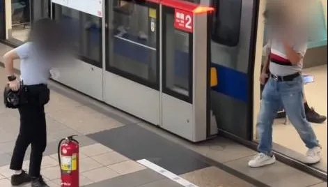 影/北捷淡水線車廂突冒煙！乘客聞刺鼻味逃　疑手機燒焦