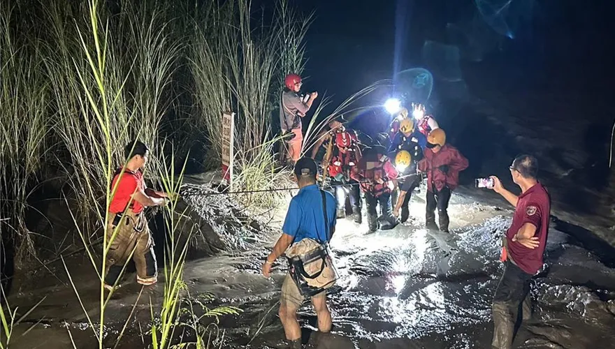 台南左鎮豪雨溪水暴漲　婦人受困橋面獲救無恙