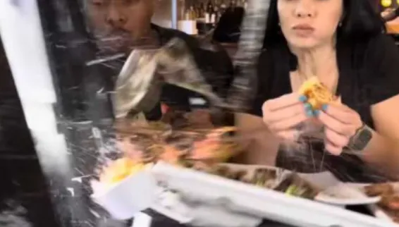 美網紅吃播一半遭車撞　驚喊「差點是最後一餐」