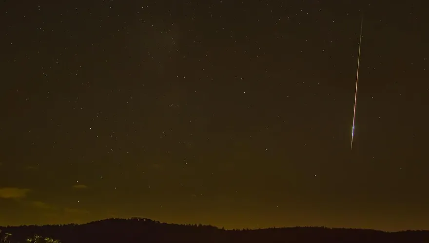 影/閃光劃過夜空成白晝！疑隕石墜落　日鹿兒島多起目擊回報