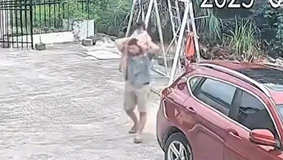 陸爸陪女玩「騎脖子」突暈倒！女童慘摔地　醫警告：超危險