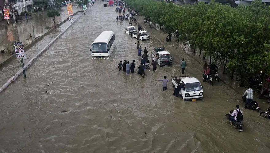 暴雨下不停！巴基斯坦洪災死亡人數不斷攀升　近700人喪生