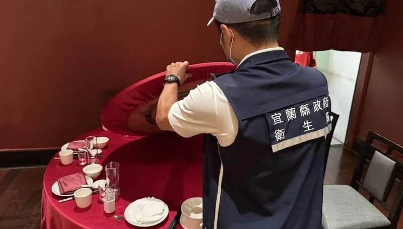 蘭城晶英酒店出包！加冰塊喝可樂卻浮出蟑螂　業者道歉了