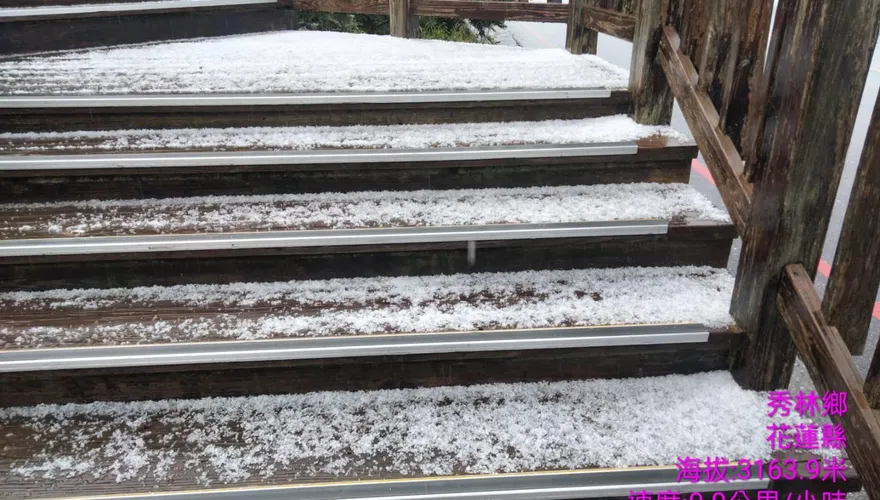 影/南投合歡山午後冰雹雨開炸　氣象署：「冷心低壓」高空過境
