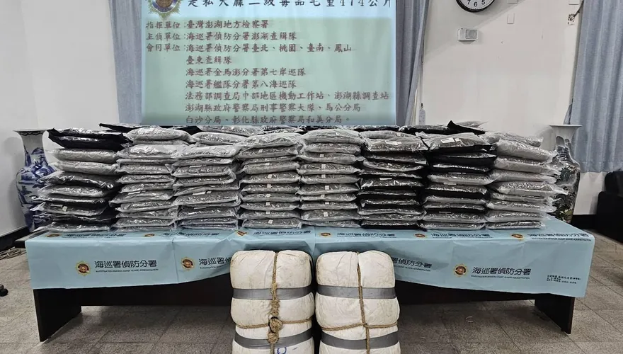 影/海巡署澎湖海域攔截快艇！查獲474公斤大麻　市值14億