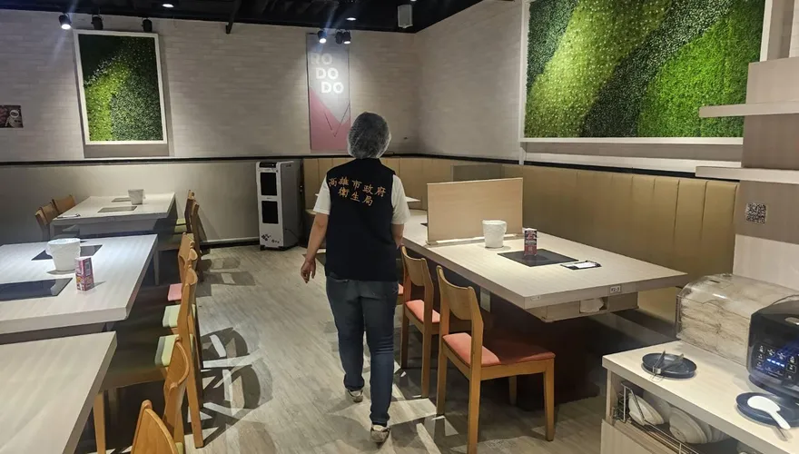 影/高雄「料理鼠王」啃高麗菜！業者認了…衛生局罰3萬