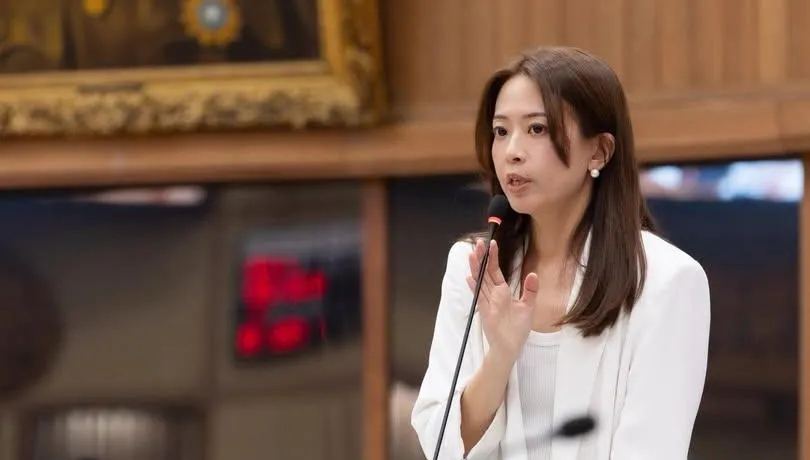 新北議會普發現金？江怡臻酸卓冠廷：你還是談粉底液好了
