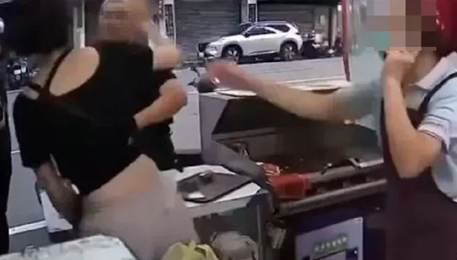 狂男鬧早餐店打女警！谷歌被改「臭俗辣派出所」警道歉了