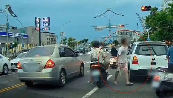 影/不滿紅線停車被提醒！台南男抄球棒恐嚇路人遭法辦