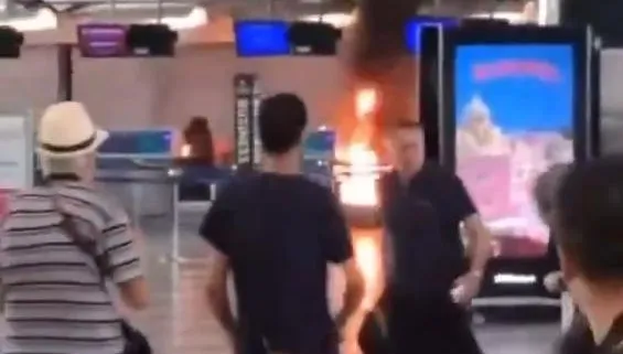 米蘭機場爆騷動！男子脫序縱火燒垃圾桶、砸報到櫃檯　旅客驚叫逃竄