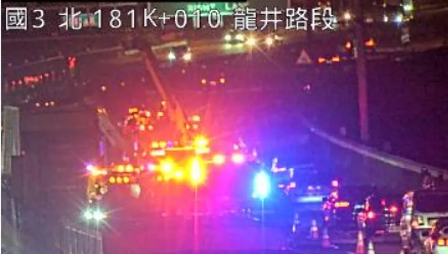 國3龍井段南向大貨車追撞拖板車！飲料散落路面嚴重回堵