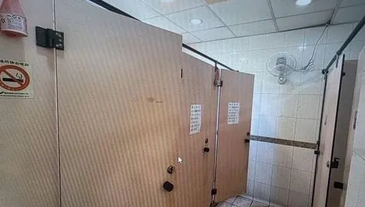 一具男屍躺公用女廁！清潔人員開門嚇爛　生前曾向人借衛生紙