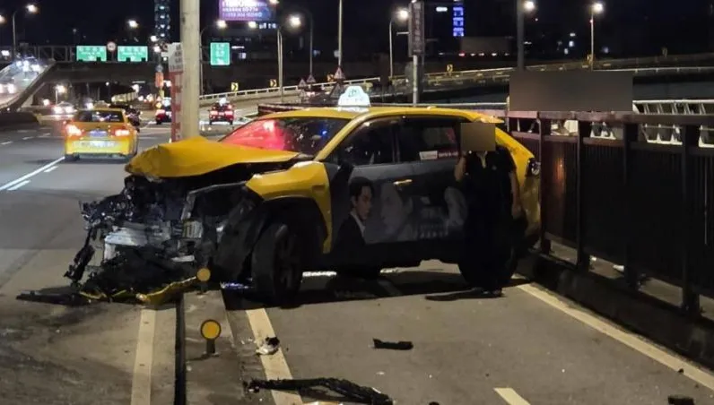 計程車自撞分隔島！整車卡死機車道　華江橋秒變停車場