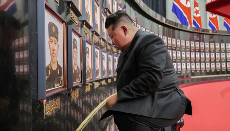 哭到臉漲紅！金正恩「跪地哀悼」赴俄戰亡士兵　擁抱遺屬道歉