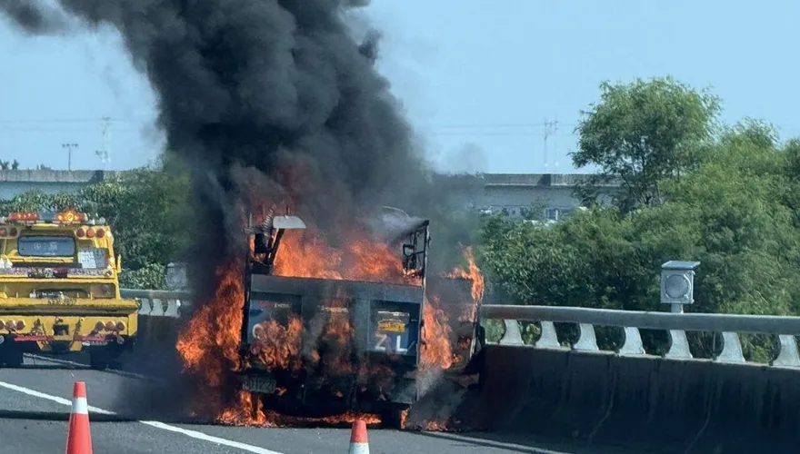 影/台南「死亡車禍熱點」旁又出事！「整車燒毀傷亡不明」