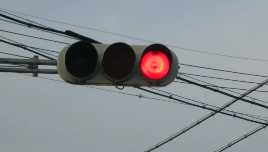 駕駛常忽略！停紅燈「車身越線」小心挨罰5400元