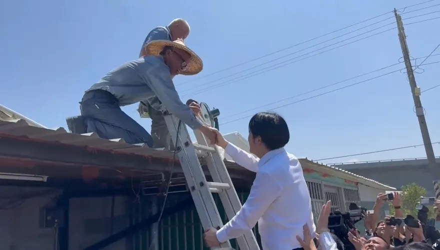 台南災區民眾修理屋頂　賴清德親自爬上梯子致謝