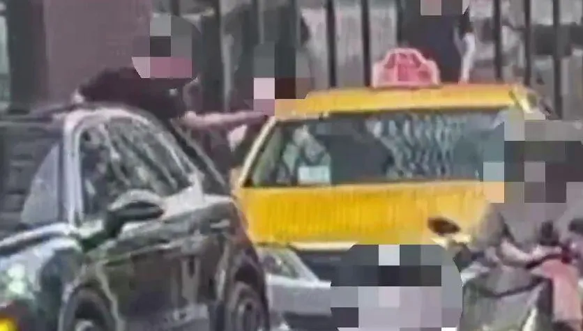 影/驚悚！火爆運將「狂毆掐脖」拖女上車、華視旁落網
