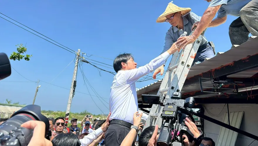 賴清德爬梯遞水勘災政治學又成話題　凌濤：其實不必演這個