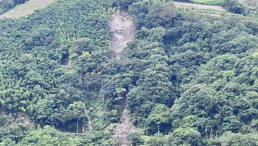 影/投89線天降石塊雨！駕駛開車「差1秒被砸」倒車急閃