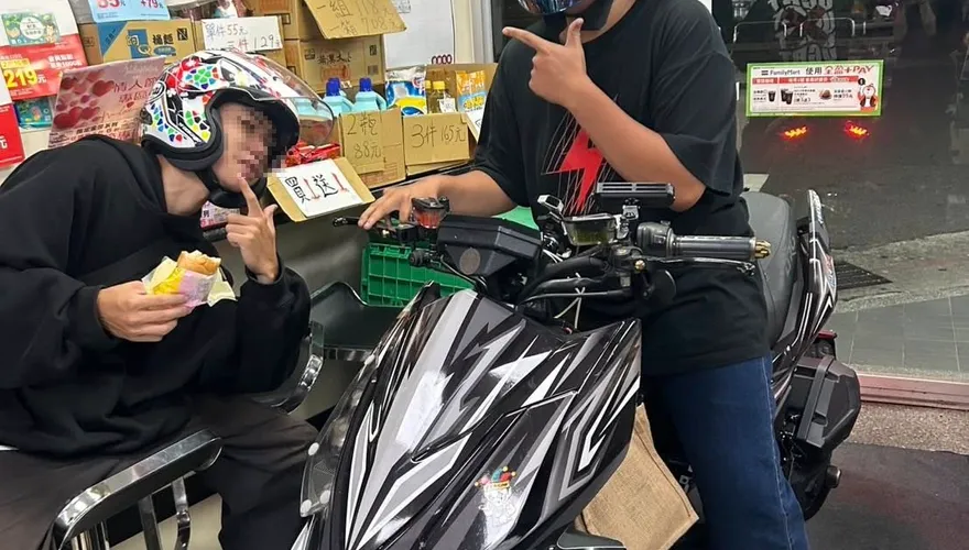 誇張！2男騎機車闖北市超商大鬧　店員制止仍不甩