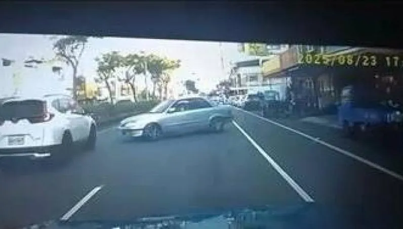85歲翁疑誤踩油門暴衝！失控連撞2車　幸無人重傷