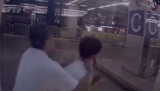 影/火爆畫面曝！台中騎士超車不順　狂毆公車司機害骨折