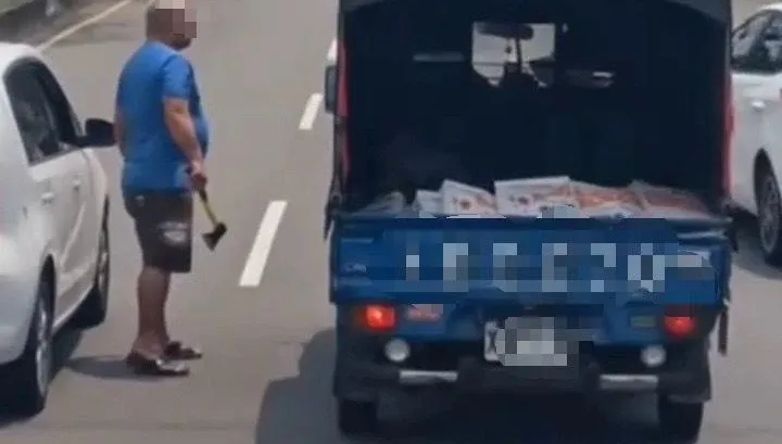 影/台中超硬行車糾紛！光頭男當街掏斧頭叫囂　畫面全都錄