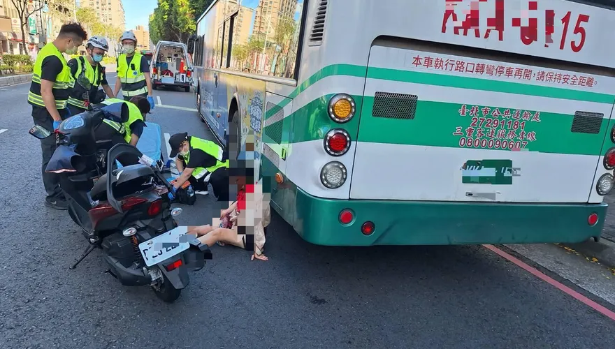 直擊！板橋公車擦撞機車　63歲女騎士倒地險遭輾壓