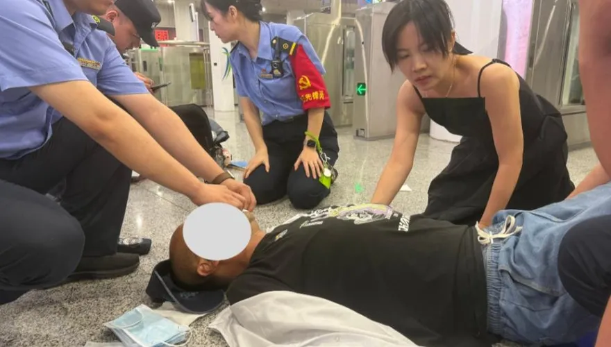 陸護理師搭車遇乘客暈倒…忍劇痛硬扯下「十指美甲」救人