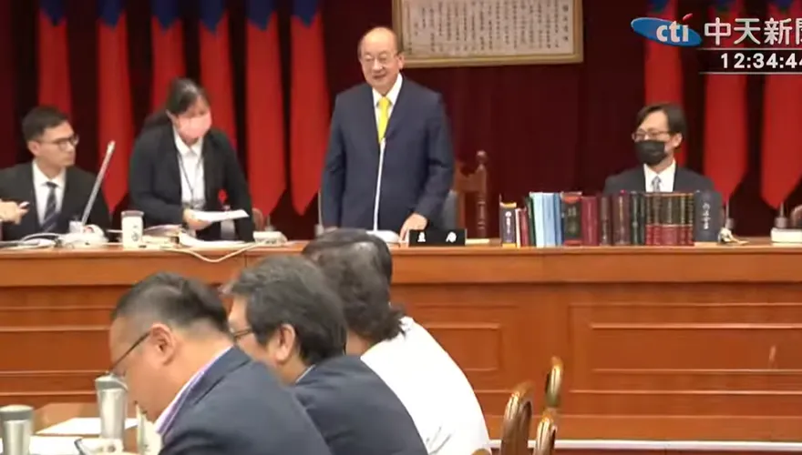 主持修憲委員會氣氛超歡樂　柯建銘上主席台喊：大家拍手