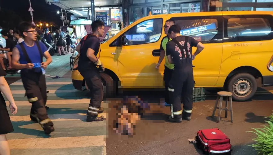 影/忘拉手煞車倒退嚕！東港運將肉身阻擋　遭捲車底亡