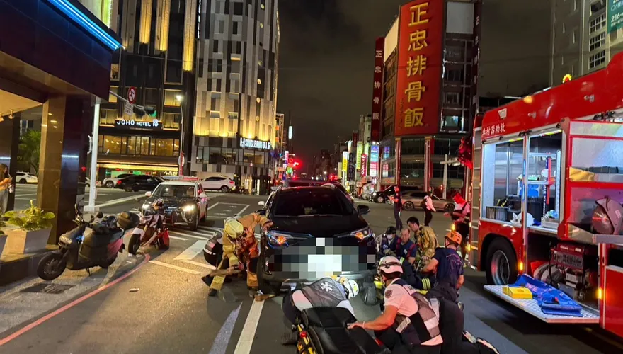 高雄60歲男醉倒慢車道　遭48歲婦輾過卡車底喪命