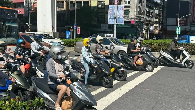 騎車停路邊看手機秒噴1000元！網：忘記熄火