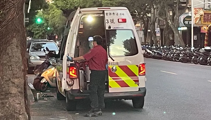 高雄鳳山體育館外涼亭驚見男屍！倒臥涼亭身亡