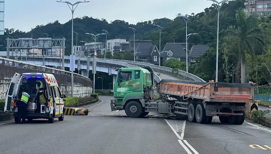 影/直擊！新店曳引車S型自撞護欄　駕駛送醫無大礙
