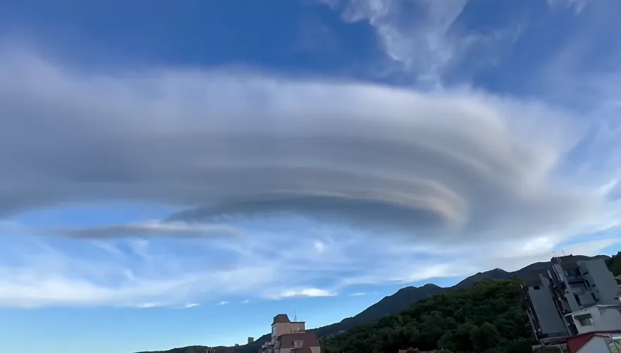台北上空出現「莢狀雲」　鄭明典曝成因：中南部可能降溫